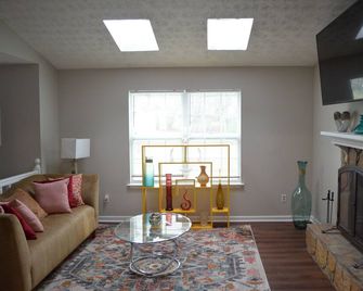 Spacious Home Near Atlanta, Sweetwater Park, Six Flags and Airport - Lithia Springs - Huiskamer