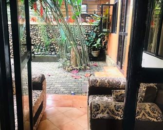 Natures Guesthouse - Kampala - Patio