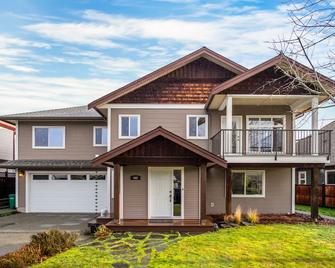 Restful and Serene Quiet Neighborhood Washer/Dryer - Nanaimo - Building