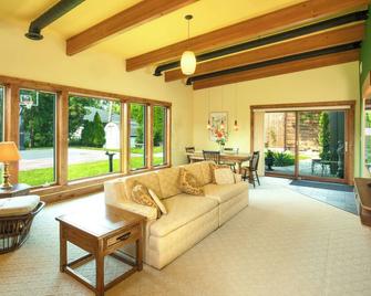 Entire Home 1Br 1.5 Bath Ranch, King Bed, Dedicated Workspace - Wheaton - Pokój dzienny