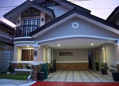 Fully Furnished Villa Near Clark in Mabiga, Mabalacat City - Mabalacat - Edificio