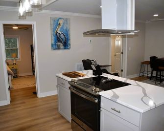 Charming 2-bedroom cottage in tranquil Ocean Isle Beach 5 min drive to the beach - Ocean Isle Beach - Kitchen