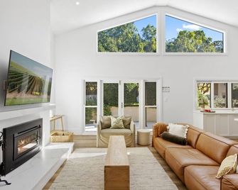 The Glen - Stunning Sandstone Cottage - Wollombi - Sala de estar