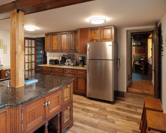 Historic lakefront lodge with full bar, sauna, private boat ramp - Deer River - Cocina