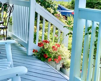 Tranquility And Sunsets At Our Beach Bungalow. Front Porch To Relax! - Warwick - Balcon
