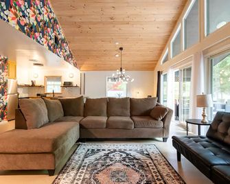 Gorgeous Lake Cabin in the Poconos with private hot tub - East Stroudsburg - Living room