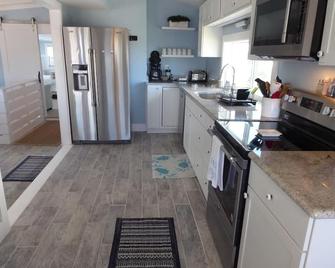 Steps from beach access, family friendly home with all the amenities! - Milton - Cocina