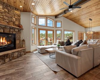 Boulder Bay Chalet Lakefront - Elegantly decorated with Hot Tub and Game Room! - Big Bear Lake - Salon