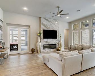 Houston Luxury Vibes w/ Private Pool & Spa - Rosenberg - Living room