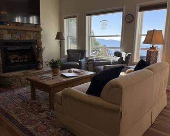 Stunning mountain view home in Little Switzerland with large viewing deck - Little Switzerland - Living room