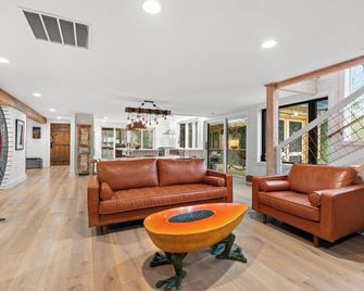 A Luxurious Retreat Amidst Nature - Highlands - Lobby
