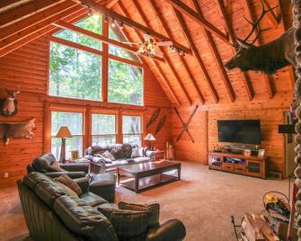 Chalet Crystal Mountain - 6 Bedroom - 3 Bath Log Cabin - Thompsonville - Living room