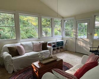 Peacock Garden Cottage\nNow accepting longterm rental 60%discount Nov-April 2025! - Pine Plains - Sala de estar