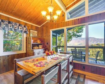 Cozy Gatlinburg Cabin w/ Hot Tub & Mountain Views! - Gatlinburg - Dining room