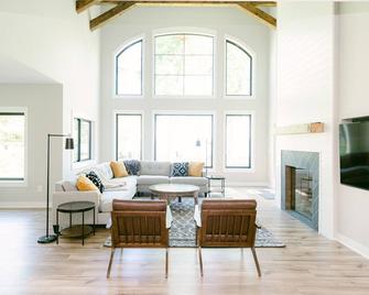 Luxury Brainerd Sandy Beach Lake Cabin - Sleeps up to 18! - Brainerd - Living room