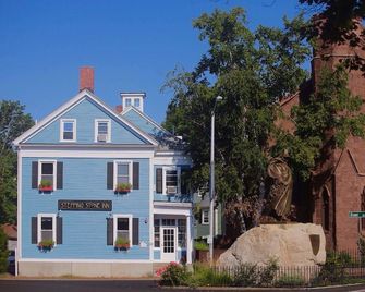 Stepping Stone Inn - Salem