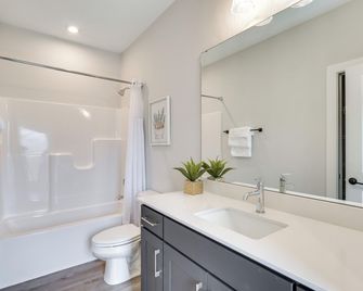 2 Mi to Duke & 3 Mi to Downtown: Durham Townhome - Durham - Bathroom