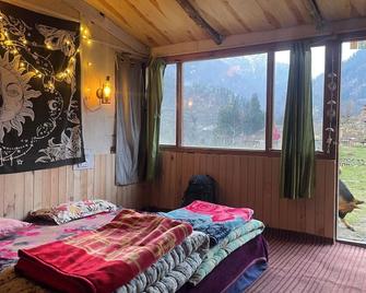 Zevibes Cafe & Homestay - Kullu - Habitación