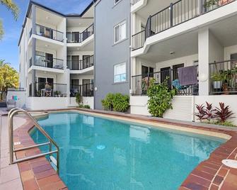 2-Bed Escape with Pool, Steps From Torquay Beach - Torquay