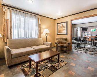 Quality Inn And Suites Decorah - Decorah - Wohnzimmer