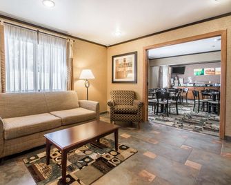 Quality Inn And Suites Decorah - Decorah - Wohnzimmer