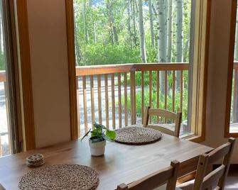 Crowsnest River Chalet - Eagle - Crowsnest Pass - Dining room