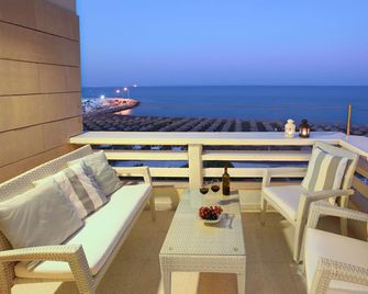Mackenzie Seafront Suite - לרנקה - מרפסת