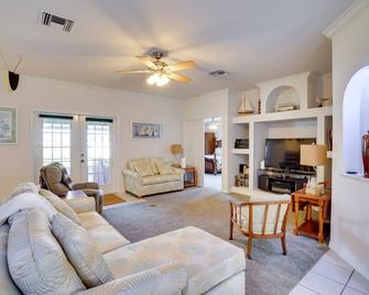 Walk to Lake Home with Screened Porch in Sebring! - Sebring - Living room