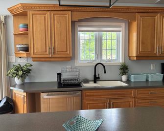 2 Bedroom Waterfront Getaway in Fenelon Falls - Kawartha Lakes - Kitchen