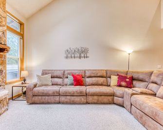 Mountain condo with pool tabl & private hot tub - great for golfers, skiers & hikers - Mount Hood Village - Living room
