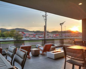 Holiday Inn & Suites Pigeon Forge Convention Center By IHG - Pigeon Forge - Balcón