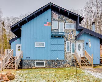 Iron River Retreat w/ Sauna: Walk to Ski Brule! - Iron River - Edificio