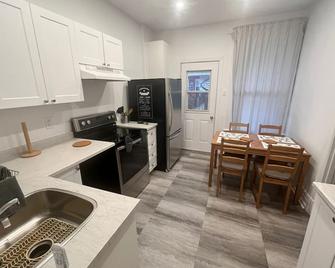 Beautiful and welcoming 2 bedroom apartment in Verdun - Montreal - Kitchen