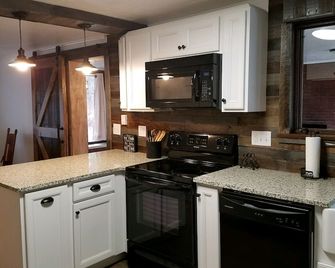 Newly Remodeled Farm House Style 4 Bedroom Home - Somerset - Кухня