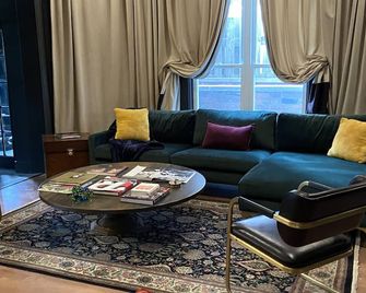 Luxury vacation rental in the heart of Bloomington and the IU campus - Bloomington - Living room