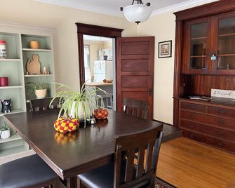 Queen City Duplex centrally located sleeps up to 6 - Bangor - Dining room