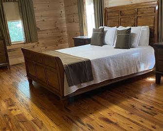 Blue Barn Lodge Unit 3: Horse Viewing Lodge - Camden - Bedroom