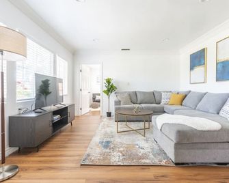 Charming Spacious Home - Modern Comforts, Prime Location - Rosemead - Living room