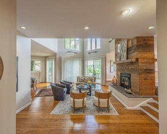Exceptional Beauty On The Water!! Candlewood Lake - Danbury, Ct - Danbury - Living room