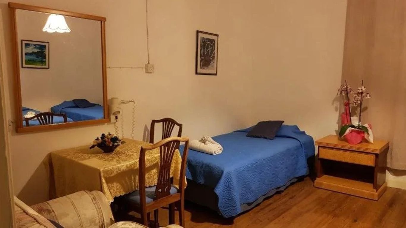 Trianon Hostel - Central Paphos Old Town