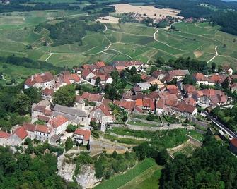 240m2 Family House with Heated Swimming Pool in Winegrower Village - Mantry - Außenansicht