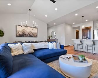 Beautiful Mountain Townhome getaway sleeps 10 - Kamas - Living room