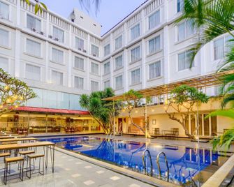 Lynn Hotel by Horison - Yogyakarta - Uima-allas