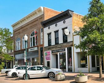 Inviting Bungalow Next to Unc - Free Cruiser Bikes - Greeley - Building