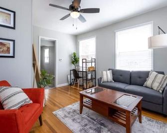 Great Speedway location with huge garage. 1-2 blocks from Lot 2 entrance to IMS - Speedway - Wohnzimmer
