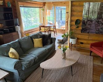 Timber Heart Cabin Bragg Creek - Bragg Creek - Living room