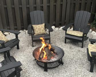 Hawk Nest Apartment-Walk to downtown & the water! New heated POOL! - Dunedin - Patio