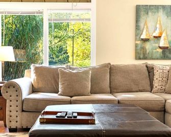 Reflections! Seasonal Dock & Kayaks!! Hot Tub!! Fire Table! Bbq! Huge Yard! Horseshoes! Dog Friendly! - Guerneville - Living room
