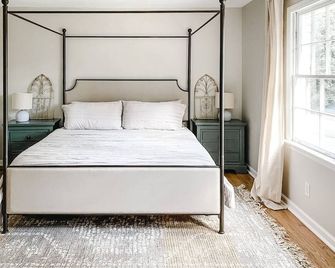 Off Canton Cottage - walking distance to canton st - Roswell - Bedroom