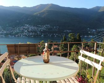 Villa Rossa Attic Como Lake garden and magnificent lake view 10 min. from Como - Torno - Balkón